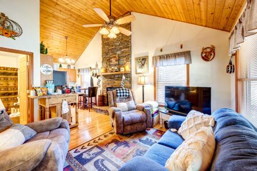 Scenic Marble Cabin w/ Fire Pit! - Valleytown, NC