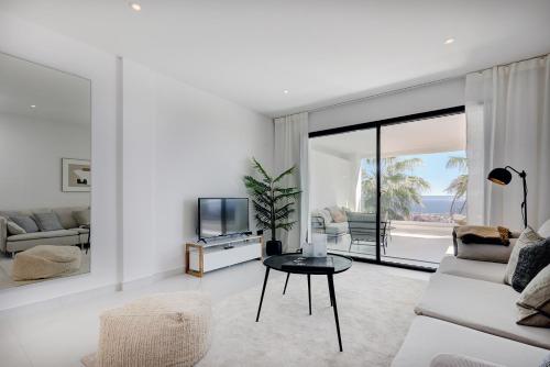 2 Bedroom Apartment @Estepona Hills With Sea View! in บาเอีย เด กาซาเรส