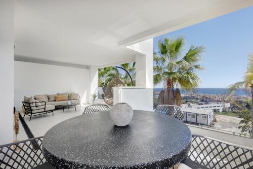 2 Bedroom Apartment @Estepona Hills With Sea View! in บาเอีย เด กาซาเรส