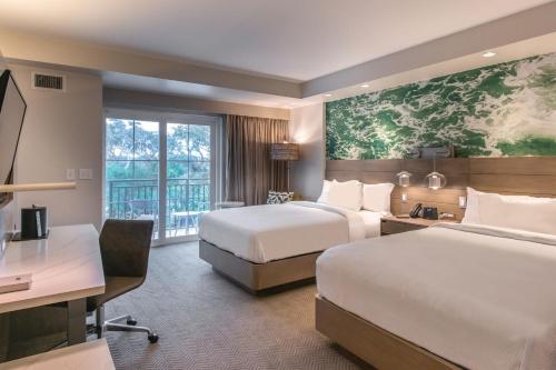 2 queen beds