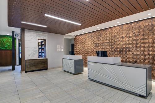 Lobby, Courtyard® by Marriott® Manhattan Aggieville in Bluemont Avenue
