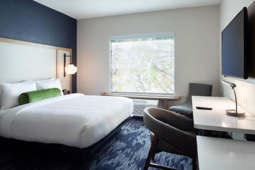 King Room with Roll-in Shower - Mobility Accessible