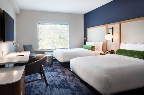 Queen Room with Two Queen Beds and Adapted Tub - Mobility Accessible