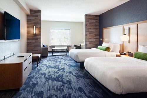 2 queen beds, 1 sofa bed