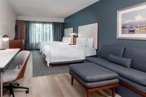 2 queen beds, 1 sofa bed