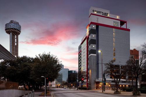 Courtyard by Marriott Dallas Downtown / Reunion District