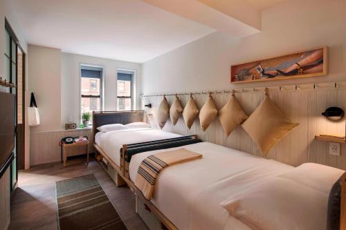 MOXY NYC Times Square - image 9