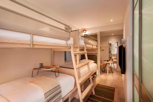 Guest Room with 2 Bunk Beds