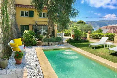 Charming property with private pool and sea view