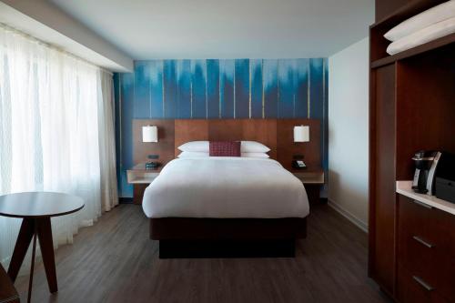 1 king bed, 1 sofa bed
