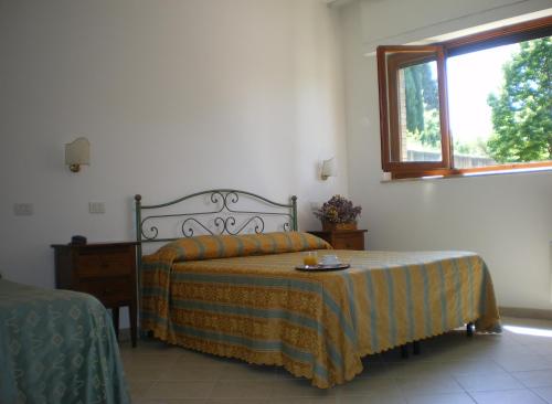 1 queen bed, 1 twin bed