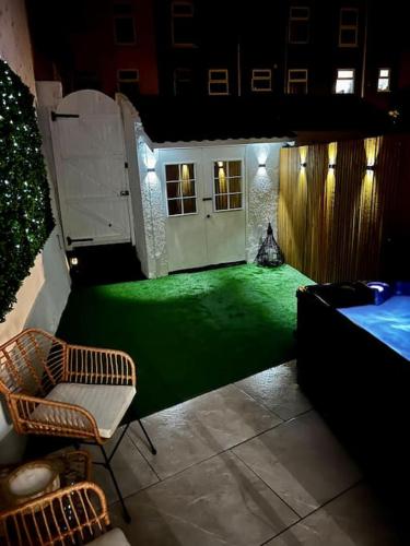 Luxe City Hot Tub: Urban Retreat 1