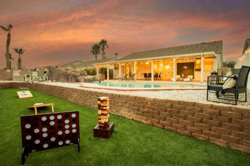 Modern Boho Retreat with Strip Views, Pool and Pool Table - 4br, 3ba - Accommodation - Las Vegas