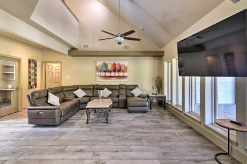 Waterfront Family Home w/ Patio in Hitchcock in Hitchcock