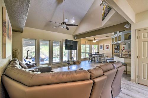 Waterfront Family Home w/ Patio in Hitchcock in Hitchcock