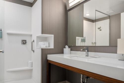 Courtyard by Marriott Houston Northeast - image 9