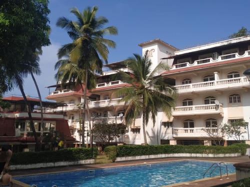 'Serene Escape' Top Floor 1BHK Apartment with AC, Wi-Fi, Gym & Pool, 5-Minute Walk to the Beach, and Captivating Tree and Garden Views