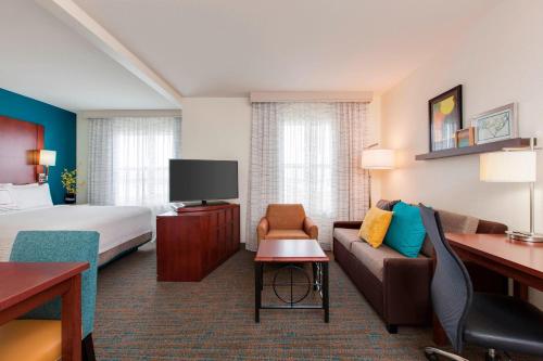 1 king bed, 1 sofa bed