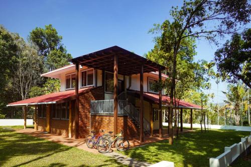 3 bedrooms, 9 beds