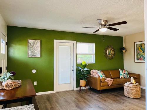 Tropical Casita in Tampa near airport and Raymond James stadium in Tampa, USA