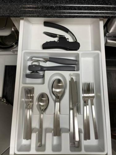 مطبخ, Cozy Furnished Apartment in Fort Simpson