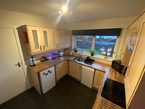 Delightful, central 3 bedroom house with garden & free parking in 萊格莫爾