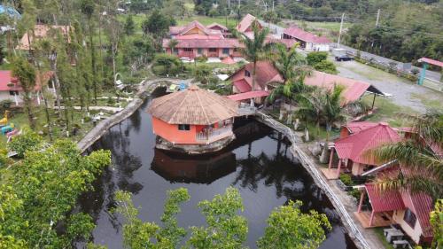 . Cabañas Mountain River Lake Inn