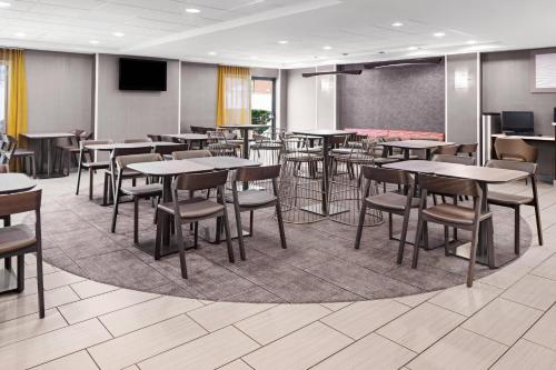 SpringHill Suites Houston Hobby Airport - image 10