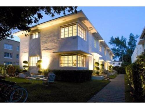 LINCOLN RD-MIAMI BEACH CHARMING VACATION STUDIO and 2 BR Apartments — Hotel in Miami Beach (FL)