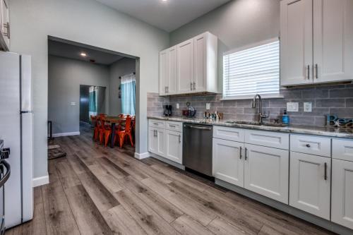 Cozy brand new beach house - 2 mins to the beach in Galveston, USA