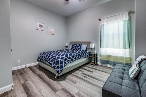 Cozy brand new beach house - 2 mins to the beach in Galveston, USA