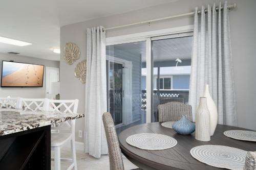 Shells N Sunshine! Getaway Destination Just Minutes from the White Sandy Beaches of Fort Myers! home - image 4