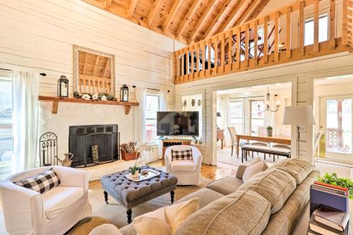 Awesome Murphy Cabin with Dock on Nottely River in Murphy, USA