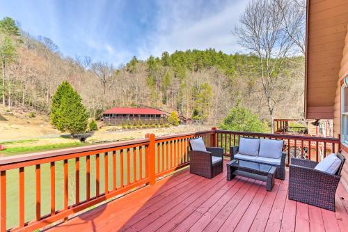 Awesome Murphy Cabin with Dock on Nottely River in Murphy, USA