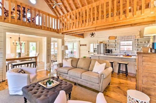 Awesome Murphy Cabin with Dock on Nottely River in Murphy, USA