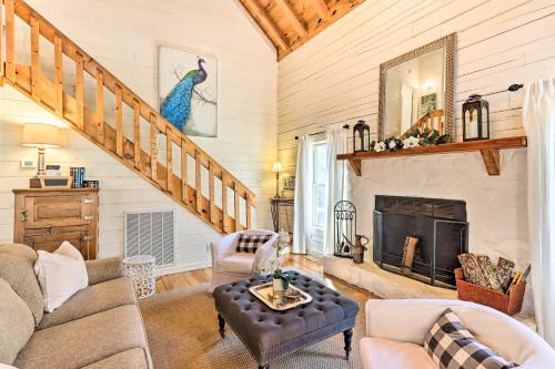 Awesome Murphy Cabin with Dock on Nottely River in Murphy, USA