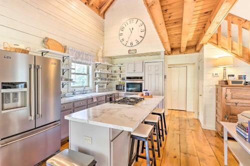 Awesome Murphy Cabin with Dock on Nottely River in Murphy, USA