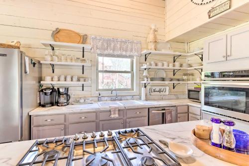 Awesome Murphy Cabin with Dock on Nottely River in Murphy, USA