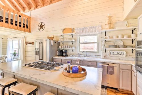 Awesome Murphy Cabin with Dock on Nottely River in Murphy, USA