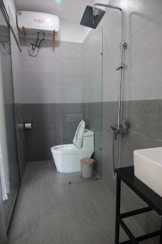 Bathroom, Dory Homestay near Phu Mong Garden House