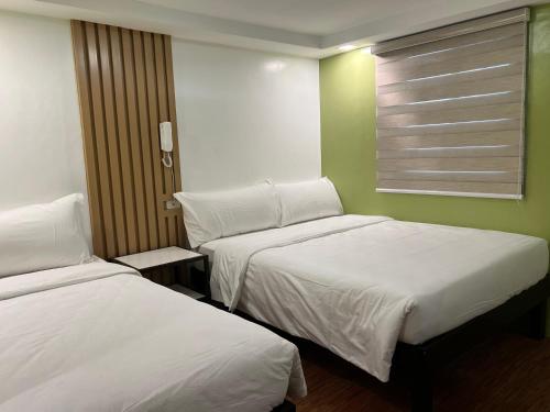 1 queen bed, 1 twin bed, 1 sofa bed