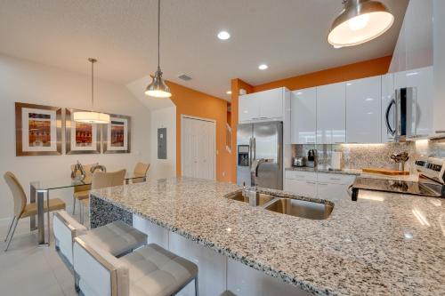 Townhome with Lanai about 9 Mi to Disney!
