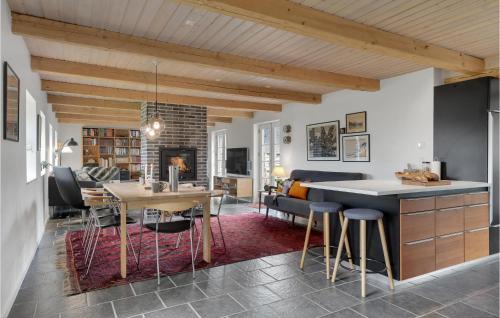 kuhinja, 3 Bedroom Nice Home In Frederiksværk in Frederiksvaerk Town Center