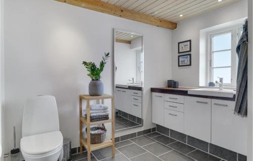kopalnica, 3 Bedroom Nice Home In Frederiksværk in Frederiksvaerk Town Center