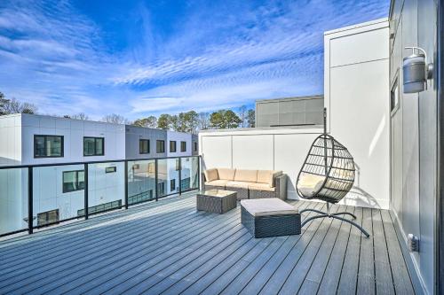 Spacious and Modern Townhome 6 Mi to Duke! in Durham, USA