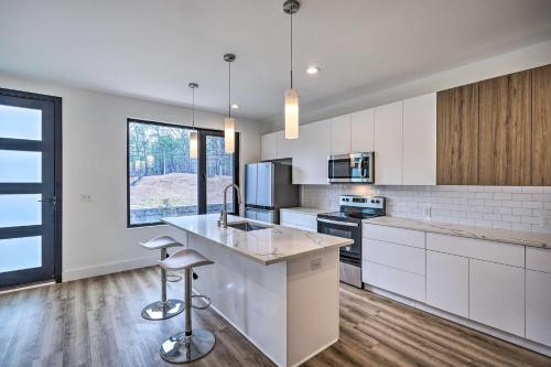 Spacious and Modern Townhome 6 Mi to Duke! in Durham, USA