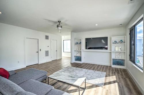 Spacious and Modern Townhome 6 Mi to Duke! in Durham, USA