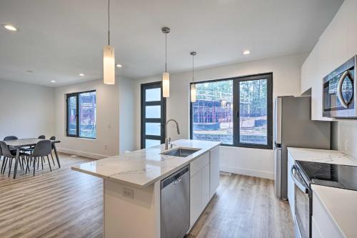 Spacious and Modern Townhome 6 Mi to Duke! in Durham, USA