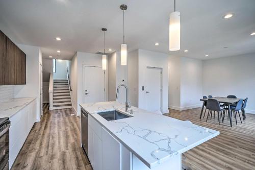 Spacious and Modern Townhome 6 Mi to Duke! in Durham, USA