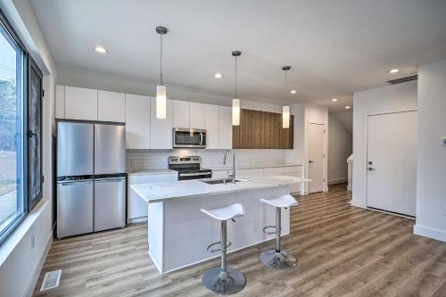 Spacious and Modern Townhome 6 Mi to Duke! in Durham, USA
